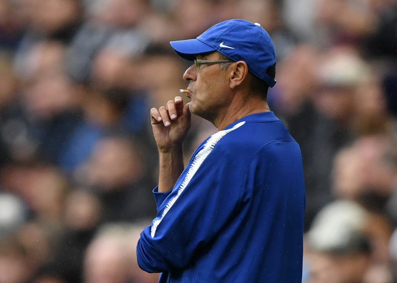 Illustration for article titled Chelsea Manager Maurizio Sarri Has A Weird Solution For His In-Game Cigarette Urges